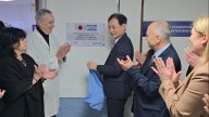 El carismático embajador de Japón volvió a Rosario, donó equipamiento al Hospital Centenario y cosechó elogios