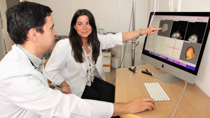 Médicos estimulan el cerebro con magnetismo para frenar el deterioro de la afasia progresiva