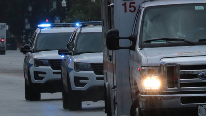 Man shot in both legs during Chicago robbery attempt, police say