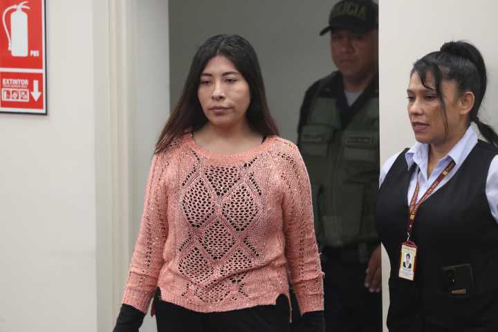 Ex primera ministra de Perú dice llevar tres días de "huelga de hambre seca" en prisión