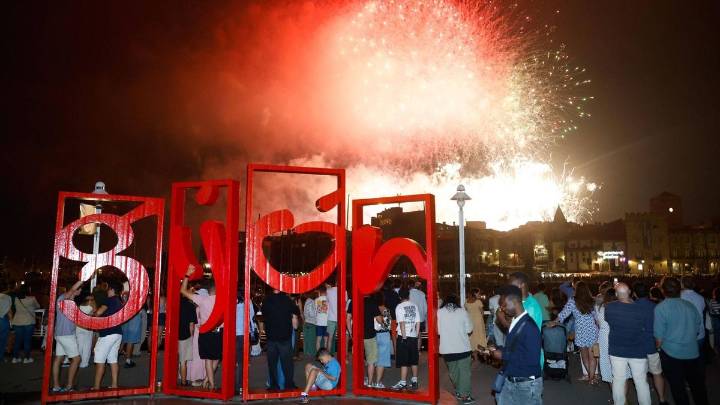 Gijón firma en pólvora la Noche de los Fuegos más potente: así se vistió de color el cielo de San Lorenzo, Poniente y el puerto
