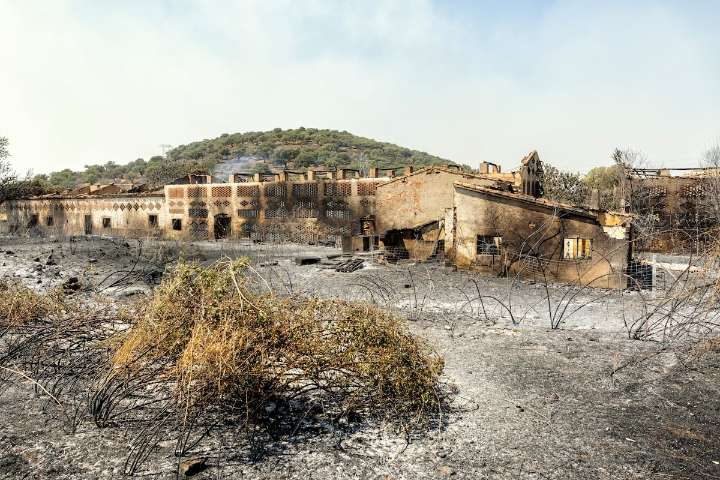 Dos municipios confinados y decenas de desalojados en Extremadura por el incendio de Jarilla
