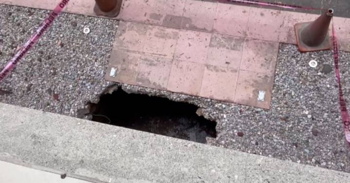 VIDEO: ¡Se hunde el piso en la Cámara de Diputados! Lluvias provocan socavón de casi 2 metros