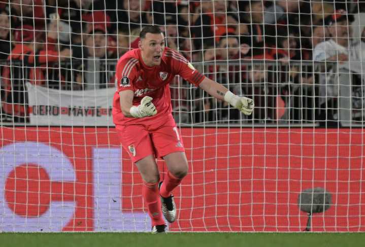River sufrió y por penales sigue en la Libertadores