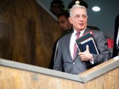 Expresidente Uribe de Colombia queda libre mientras dirimen apelación