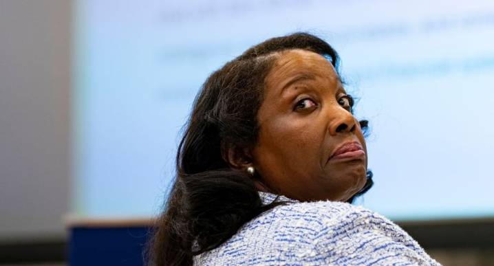 Gobernadora de la Fed Lisa Cook demanda a Trump por intentar despedirla