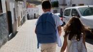 Señales de que los hijos experimentan ansiedad por el regreso a clases y consejos para ayudarles