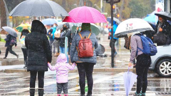 Lluvia en Santiago este viernes feriado: ¿En qué momento del día comenzarán las precipitaciones y hasta qué hora?