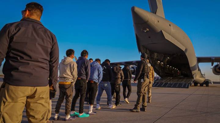 Una jueza bloquea temporalmente las deportaciones rápidas de Trump por violar el proceso legal