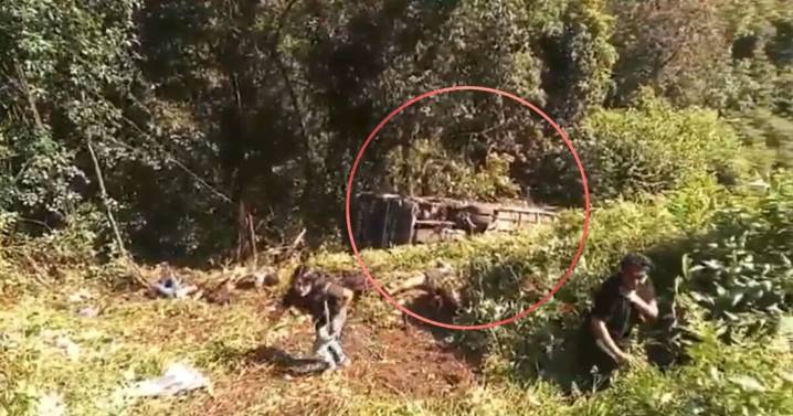 VIDEO| Tragedia en la autopista: Autobús se volcó en Huauchinango; dejó varios lesionados