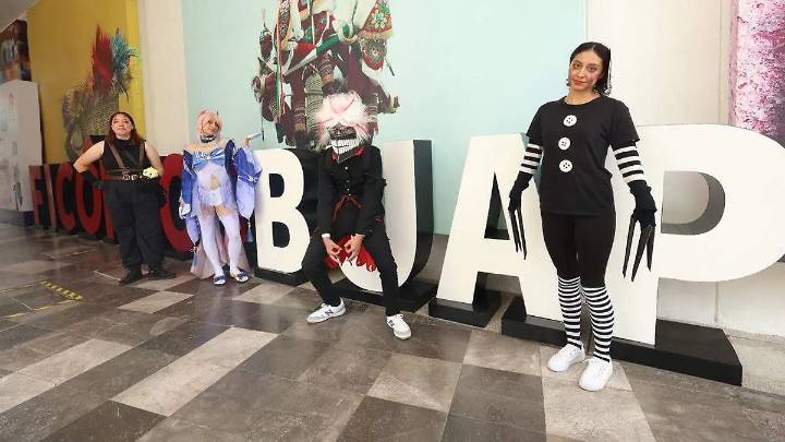 Con pasarela Cosplay, concurso de doblaje, K-Pop y más arranca Ficómics BUAP 2025