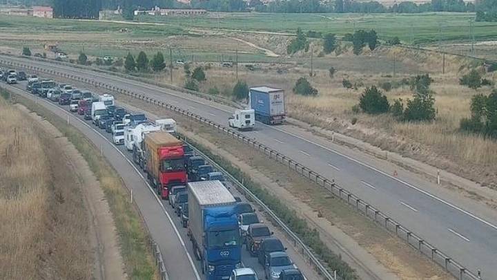 Arde un coche en la A-23 dirección Zaragoza y causa retenciones en la autovía