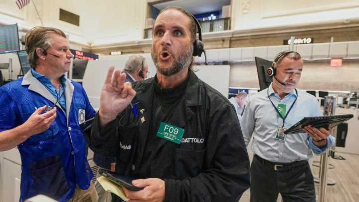 Stocks inch toward records after economic data and mixed earnings reports