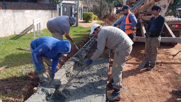 Más trabajos de obras públicas en diferentes barrios de Oberá