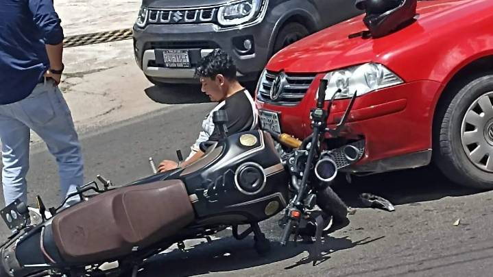Motociclista resulta con lesiones leves tras accidente en Norialta