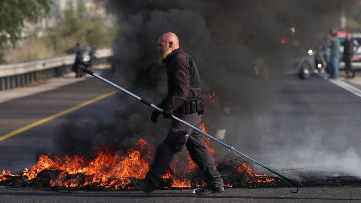 Israelíes bloquean autopistas con neumáticos ardiendo para exigir un acuerdo de rehenes en Gaza