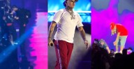 Video: Blessd detuvo concierto en EE. UU. y confrontó a guardia de seguridad tras empujar a un niño de la tarima