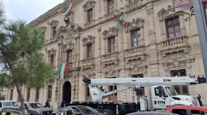 Cierran carril en la Aldama para colocar adornos patrios