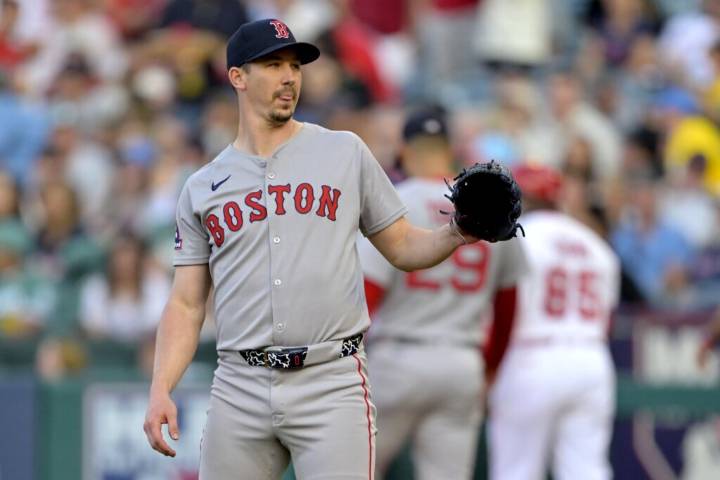 Padres begin 3-game series against the Red Sox