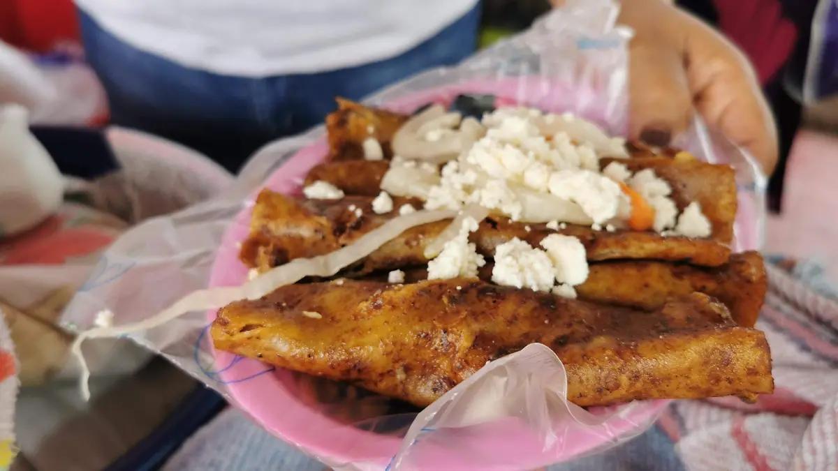Taquitos rojos, delicia tradicional de Atlapexco