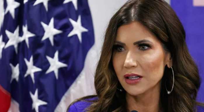 Kristi Noem arremete contra episodio de "South Park" donde aparece disparando a un perro