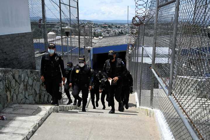 Liberados 11 guardias tomados como rehenes en cárceles de Guatemala