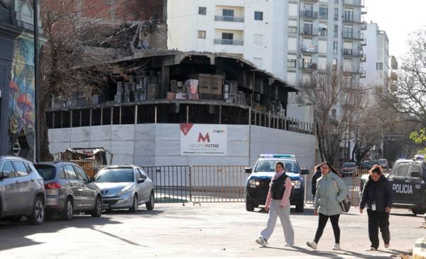Sin tránsito, pero con veredas liberadas en la demolición de diagonal 77 y 48