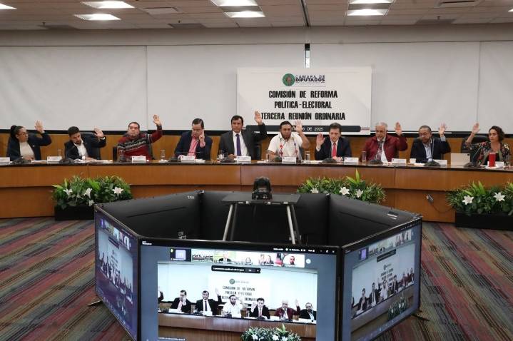 Comisión de Reforma Política se declara en sesión permanente para nutrir reformas sobre voto de mexicanos en el exterior y sistema electoral