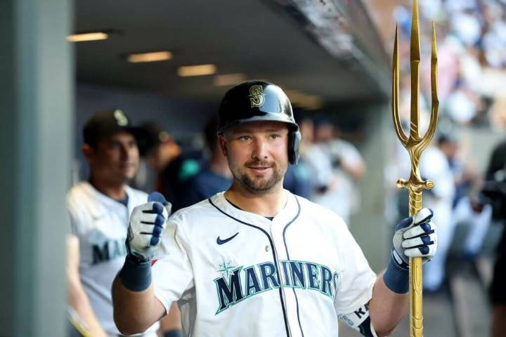 M’s Cal Raleigh becomes first catcher with 50