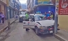 Auto colisionó contra poste y genera susto en el centro de Abancay