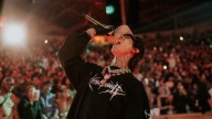 Natanael Cano golpea a su DJ y rompe equipo en Baja Beach Fest: el video del momento brutal