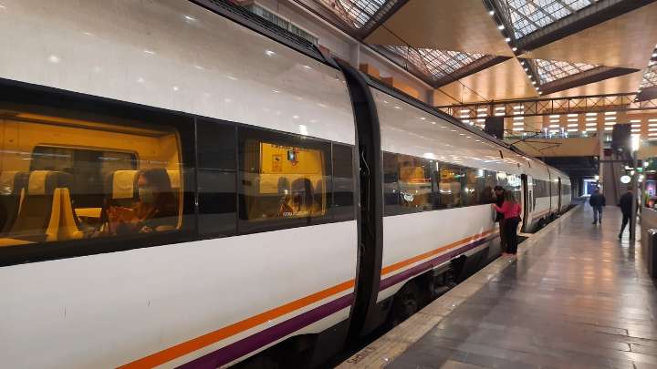 Una avería en un tren Madrid-Cádiz paraliza la circulación en Córdoba y provoca retrasos