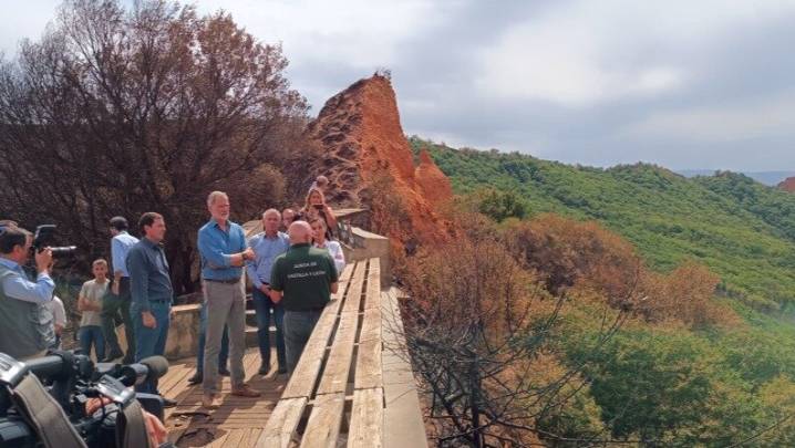 Los Reyes visitan Las Médulas tras los incendios y destacan la magnitud de la tragedia
