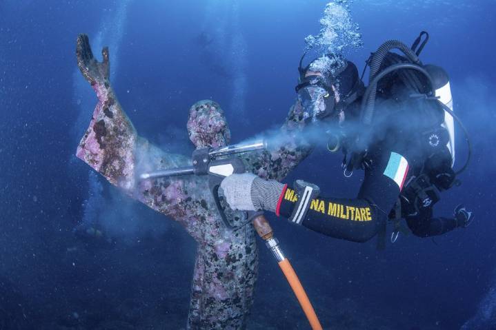 Italian divers water-blast the popular underwater statue of Christ off Portofino – Winnipeg Free Press