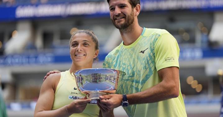 The new US Open mixed doubles tournament begins with the defending champions showing how it's done