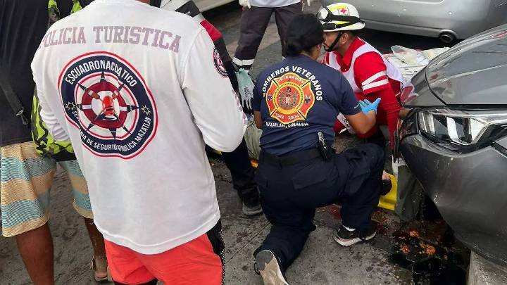 Mujer queda prensada tras ser atropellada en el malecón de Mazatlán