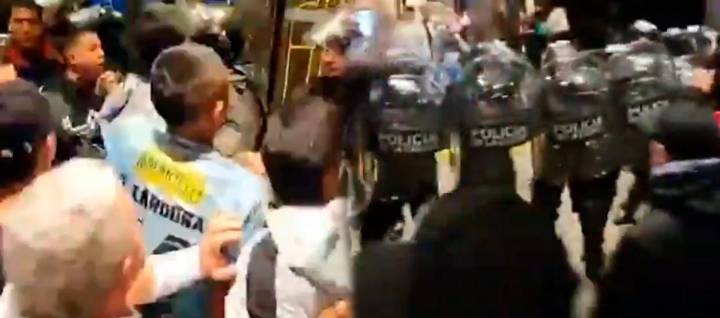 En disturbios terminó banderazo de hinchas de Once Caldas en Buenos Aires