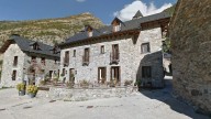 A la venta uno de los hoteles más bonitos del Pirineo: decoración de autor y con vistas a un lago