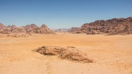 Se quedó tirado en el desierto… y convirtió su coche en una moto para sobrevivir