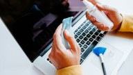 El truquito exprés para limpiar tu laptop por completo y que quede radiante, libre de polvo e impurezas