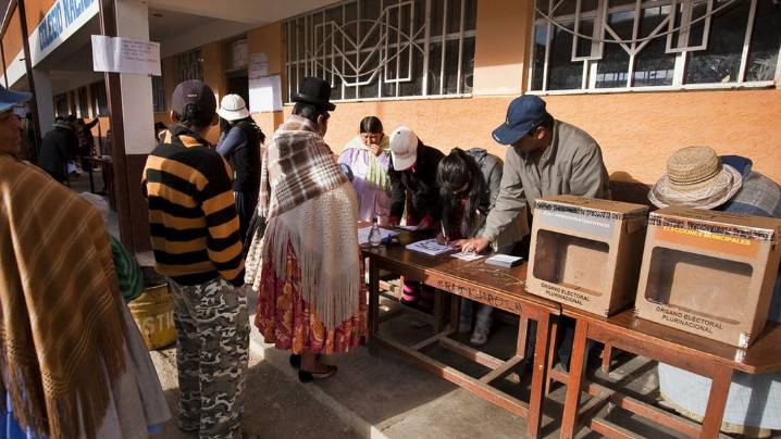 Cierran los centros de votación en las elecciones generales de Bolivia