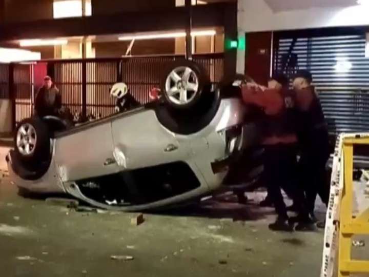 Video: dramático vuelco y choque de un auto contra ocho motos en Villa Crespo