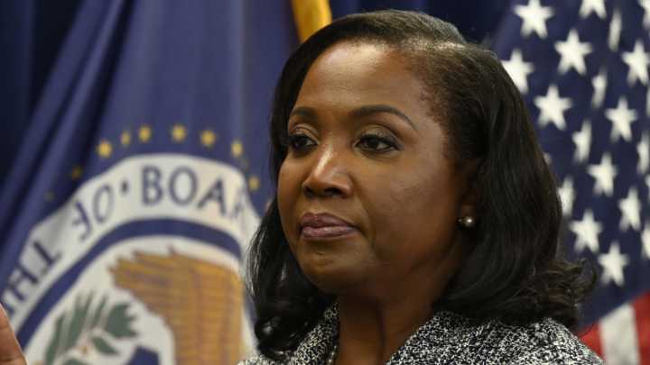 Gobernadora de la Fed demandó a Trump por despedirla
