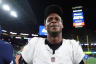 Raiders’ Geno Smith, Maxx Crosby caught flipping off Seahawks fan in Seattle