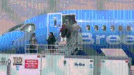 Desvían vuelo a LAX por pasajero que gritaba insultos racistas