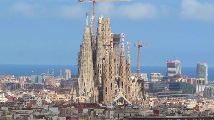 Lanzan pintura a la fachada de la Sagrada Familia para denunciar la gestión de los incendios forestales
