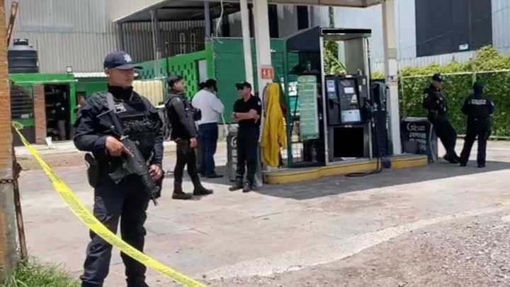 Detienen a Dos Sujetos Durante Cateo a Gasolinera de Carretera en Puebla