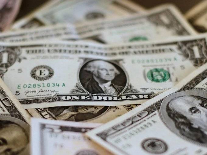 Dólar cierra con alza cercana a los $10 tras anuncio del Banco Central sobre programa de acumulación de reservas internacionales