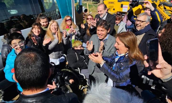 Kicillof recorrió obras del Penna y entregó combis escolares