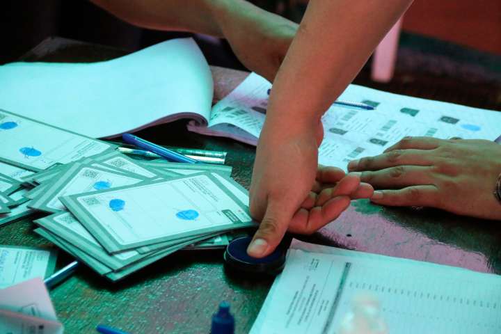 Tras ocho horas de votación, las mesas electorales comienzan a cerrar en Bolivia